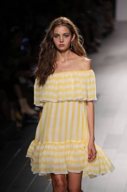 Tadashi Shoji defile