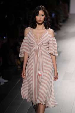 Tadashi Shoji defile