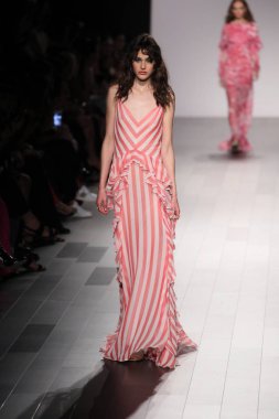 Tadashi Shoji defile