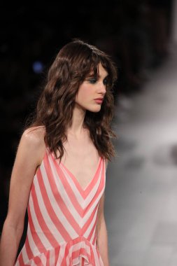 Tadashi Shoji defile