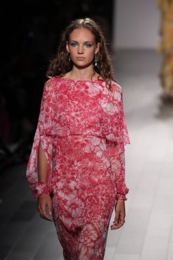 Tadashi Shoji defile