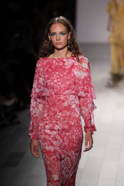 Tadashi Shoji defile