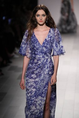 Tadashi Shoji defile