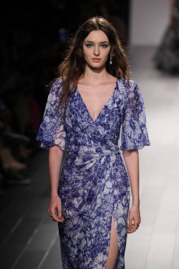 Tadashi Shoji defile