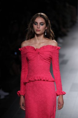 Tadashi Shoji defile