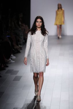 Tadashi Shoji defile
