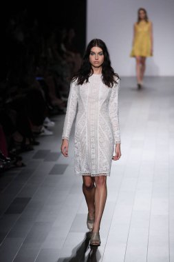 Tadashi Shoji defile