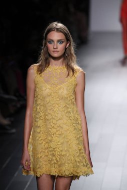Tadashi Shoji defile