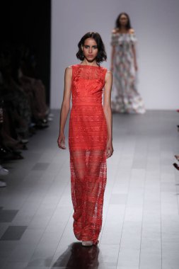 Tadashi Shoji defile