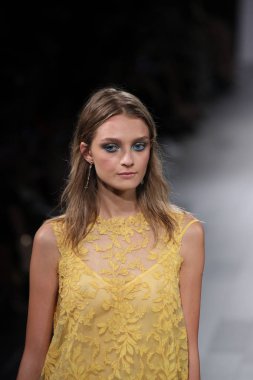 Tadashi Shoji defile