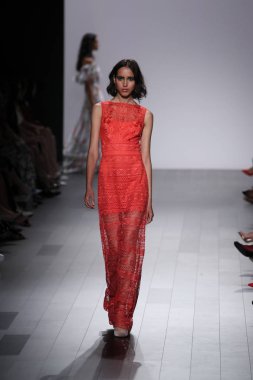 Tadashi Shoji defile