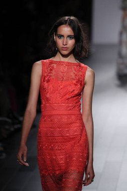 Tadashi Shoji defile