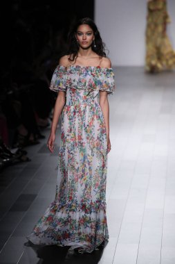 Tadashi Shoji defile