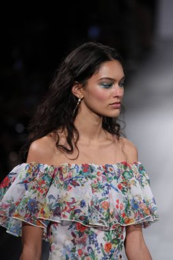 Tadashi Shoji defile