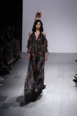 Tadashi Shoji defile 