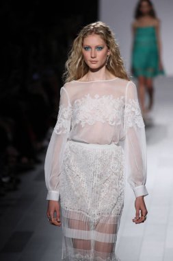 Tadashi Shoji defile 