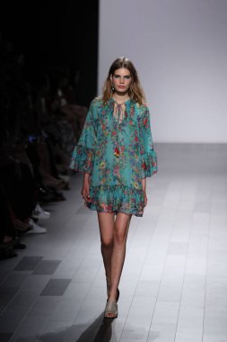 Tadashi Shoji defile 