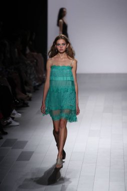Tadashi Shoji defile 