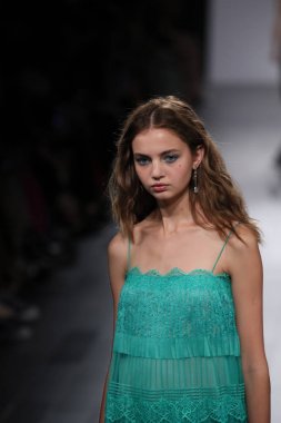 Tadashi Shoji defile 