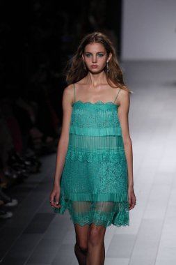 Tadashi Shoji defile 