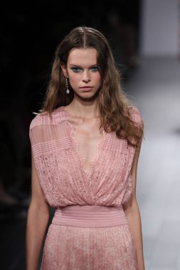 Tadashi Shoji defile 