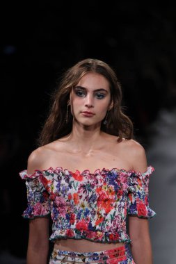 Tadashi Shoji defile 