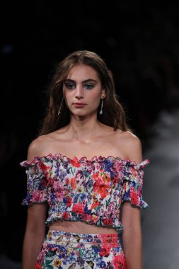 Tadashi Shoji defile 