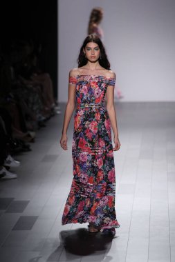 Tadashi Shoji defile 