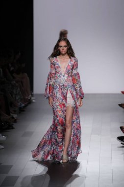 Tadashi Shoji defile 