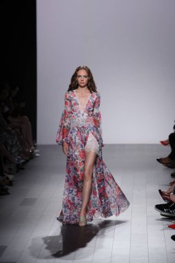 Tadashi Shoji defile 