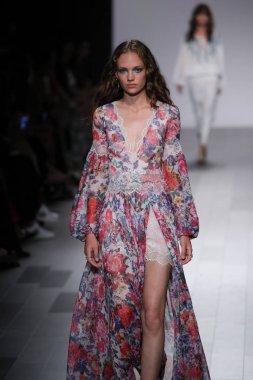 Tadashi Shoji defile 