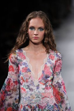 Tadashi Shoji defile 