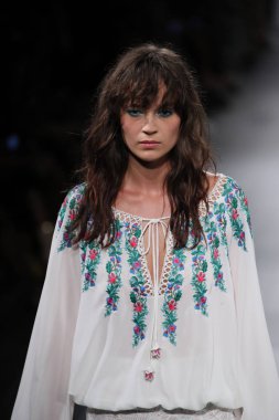 Tadashi Shoji defile 