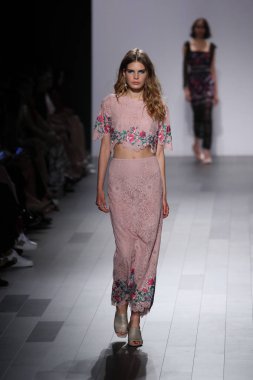 Tadashi Shoji defile 