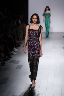 Tadashi Shoji defile 