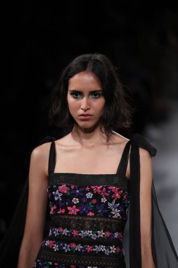 Tadashi Shoji defile 