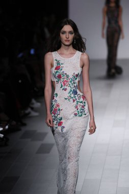 Tadashi Shoji defile 