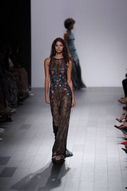 Tadashi Shoji defile 