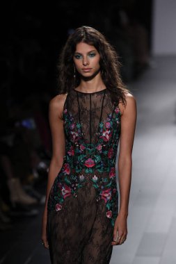 Tadashi Shoji defile 