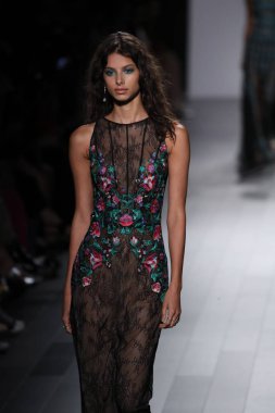 Tadashi Shoji defile 