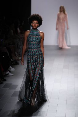 Tadashi Shoji defile 