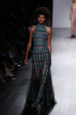 Tadashi Shoji defile 