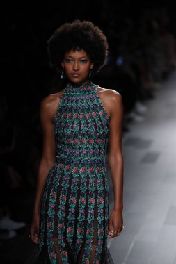 Tadashi Shoji defile 