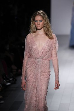 Tadashi Shoji defile 