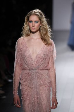 Tadashi Shoji defile 