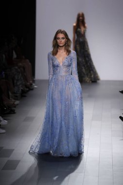 Tadashi Shoji defile 