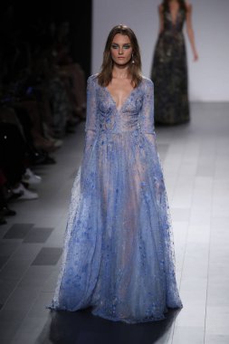 Tadashi Shoji defile 