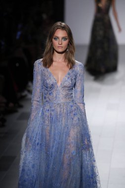 Tadashi Shoji defile 