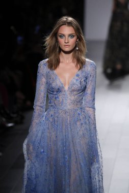 Tadashi Shoji defile 