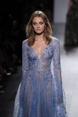 Tadashi Shoji defile 